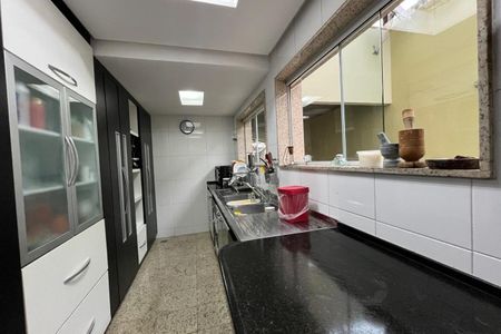 Casa para alugar com 360m², 4 quartos e 4 vagas Casa para alugar com 360m², 4 quartos e 4 vagasCozinha