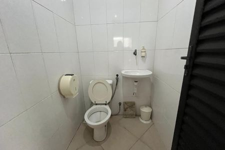 Casa para alugar com 360m², 4 quartos e 4 vagas Casa para alugar com 360m², 4 quartos e 4 vagasBanheiro do Quintal