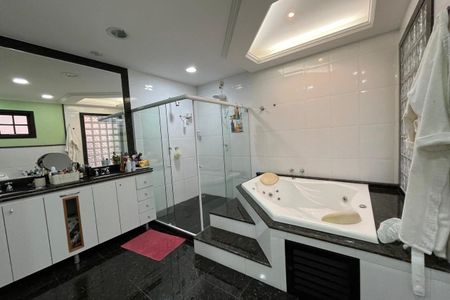 Casa para alugar com 360m², 4 quartos e 4 vagas Casa para alugar com 360m², 4 quartos e 4 vagasBanheiro