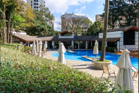 Apartamento à venda com 185m², 3 quartos e 3 vagas Apartamento à venda com 185m², 3 quartos e 3 vagasÁrea comum - Piscina