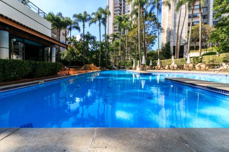 Apartamento à venda com 185m², 3 quartos e 3 vagas Apartamento à venda com 185m², 3 quartos e 3 vagasÁrea comum - Piscina