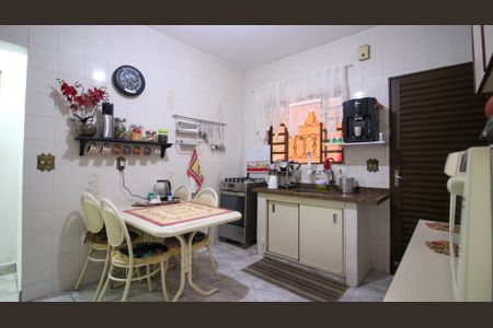 Casa à venda com 175m², 2 quartos e 2 vagas Casa à venda com 175m², 2 quartos e 2 vagasCozinha