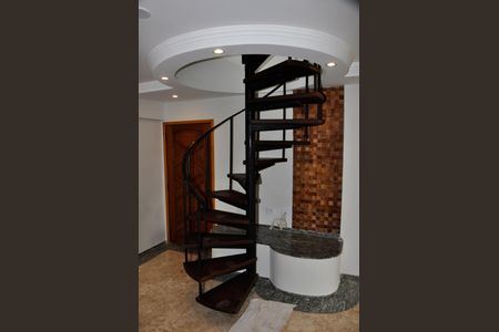 Apartamento à venda com 194m², 3 quartos e 2 vagas Apartamento à venda com 194m², 3 quartos e 2 vagasEscada