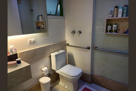 Casa à venda com 174m², 2 quartos e 3 vagas Casa à venda com 174m², 2 quartos e 3 vagasBANHEIRO