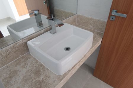 Casa de condomínio à venda com 140m², 3 quartos e 2 vagasBanheiro da Suite