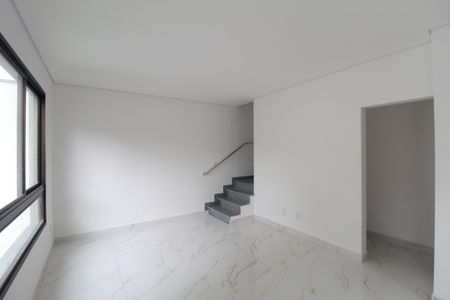 Sala de casa de condomínio à venda com 3 quartos, 140m² em Trevo, Belo Horizonte