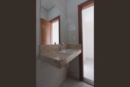 Casa de condomínio à venda com 140m², 3 quartos e 2 vagasLavabo