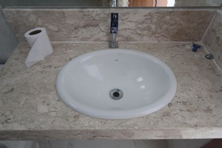 Casa de condomínio à venda com 140m², 3 quartos e 2 vagasLavabo