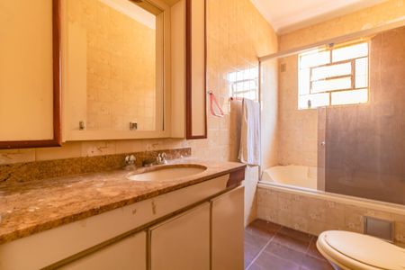 Casa à venda com 300m², 3 quartos e 4 vagas Casa à venda com 300m², 3 quartos e 4 vagasBanheiro da Suíte