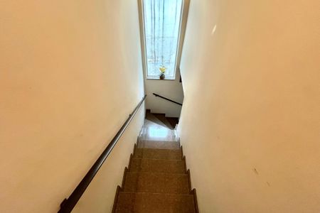 Casa à venda com 200m², 4 quartos e 2 vagasEscada
