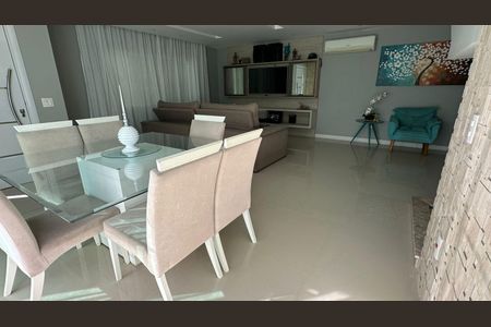 Casa de condomínio à venda com 350m², 3 quartos e 2 vagasSala