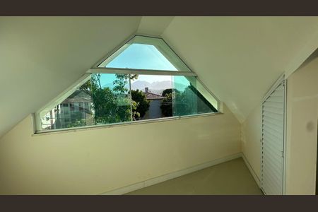 Casa de condomínio à venda com 350m², 3 quartos e 2 vagasSótão