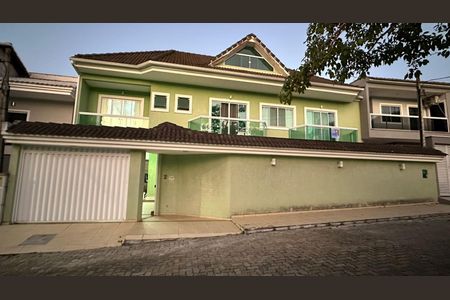 Casa de condomínio à venda com 350m², 3 quartos e 2 vagasFachada