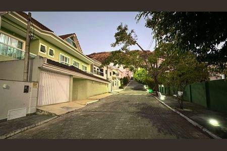 Casa de condomínio à venda com 350m², 3 quartos e 2 vagasFachada