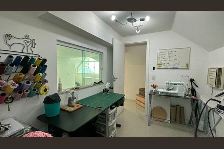 Casa de condomínio à venda com 350m², 3 quartos e 2 vagasEscritório