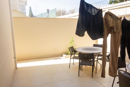 Casa de condomínio à venda com 258m², 4 quartos e 4 vagasQuintal