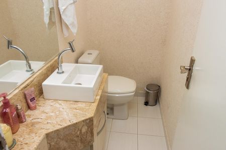 Casa de condomínio à venda com 258m², 4 quartos e 4 vagasLavabo