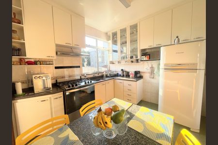 Apartamento à venda com 140m², 3 quartos e 2 vagasCozinha