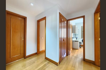 Apartamento à venda com 169m², 4 quartos e 3 vagasCorredor- roupeiro