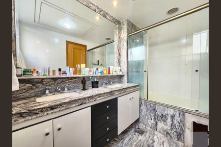 Apartamento à venda com 169m², 4 quartos e 3 vagasBanheiro da Suíte 1