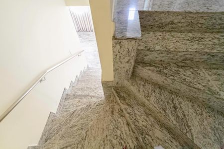 Casa à venda com 105m², 3 quartos e 1 vaga Casa à venda com 105m², 3 quartos e 1 vagaEscada