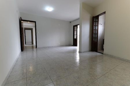 Casa à venda com 4 quartos, 330m² em Vila Carrão, São Paulo