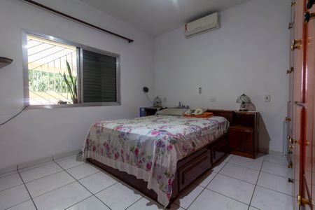 Casa à venda com 100m², 2 quartos e 2 vagas Casa à venda com 100m², 2 quartos e 2 vagasQuarto 1