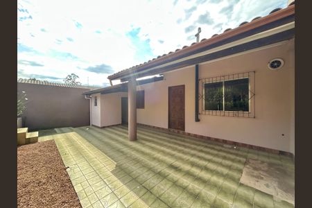 Casa à venda com 166m², 3 quartos e 2 vagasPátio