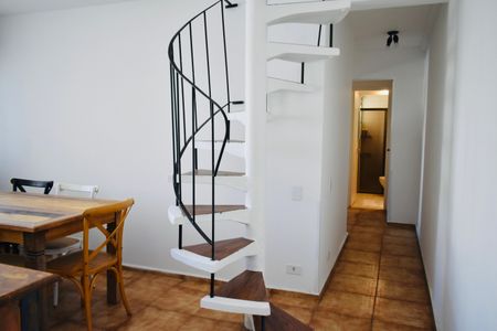 Apartamento à venda com 114m², 2 quartos e 2 vagasEscada