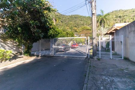 Casa à venda com 720m², 6 quartos e 4 vagas Casa à venda com 720m², 6 quartos e 4 vagasFachada