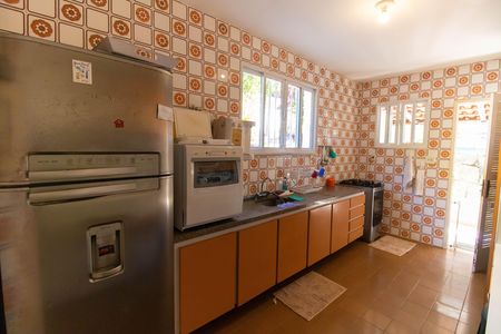 Casa à venda com 720m², 6 quartos e 4 vagas Casa à venda com 720m², 6 quartos e 4 vagasCozinha