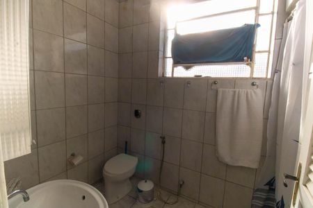 Casa à venda com 720m², 6 quartos e 4 vagas Casa à venda com 720m², 6 quartos e 4 vagasBanheiro Social