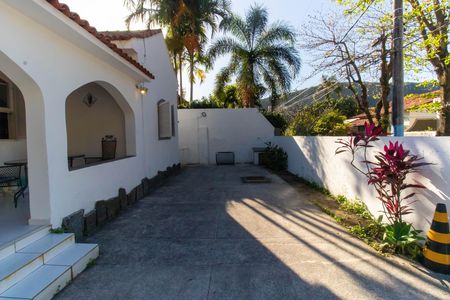 Casa à venda com 720m², 6 quartos e 4 vagas Casa à venda com 720m², 6 quartos e 4 vagasÁrea externa