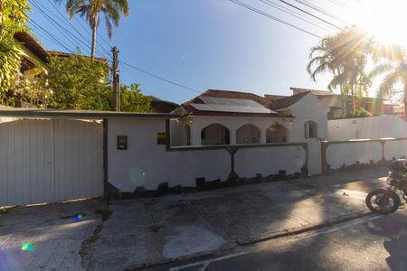 Casa à venda com 720m², 6 quartos e 4 vagas Casa à venda com 720m², 6 quartos e 4 vagasFachada