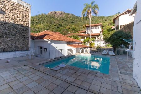 Casa à venda com 720m², 6 quartos e 4 vagas Casa à venda com 720m², 6 quartos e 4 vagasÁrea externa