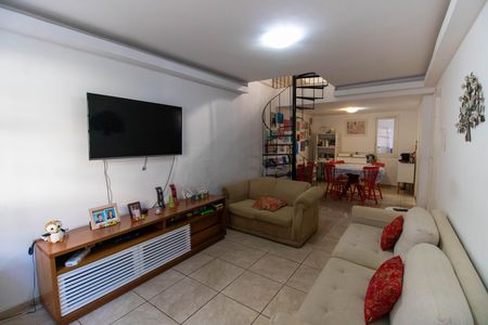 Casa à venda com 720m², 6 quartos e 4 vagas Casa à venda com 720m², 6 quartos e 4 vagasSala