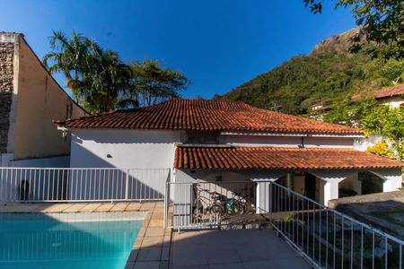 Casa à venda com 720m², 6 quartos e 4 vagas Casa à venda com 720m², 6 quartos e 4 vagasÁrea externa