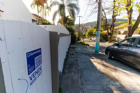 Casa à venda com 720m², 6 quartos e 4 vagas Casa à venda com 720m², 6 quartos e 4 vagasPlaquinha