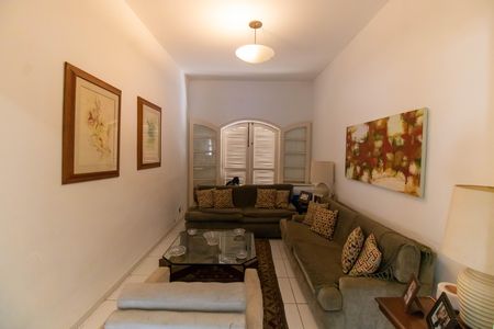 Casa à venda com 720m², 6 quartos e 4 vagas Casa à venda com 720m², 6 quartos e 4 vagasSala