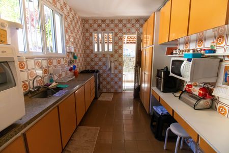 Casa à venda com 720m², 6 quartos e 4 vagas Casa à venda com 720m², 6 quartos e 4 vagasCozinha