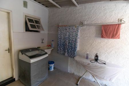 Casa à venda com 720m², 6 quartos e 4 vagas Casa à venda com 720m², 6 quartos e 4 vagasÁrea de Serviço