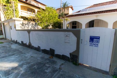 Casa à venda com 720m², 6 quartos e 4 vagas Casa à venda com 720m², 6 quartos e 4 vagasPlaquinha
