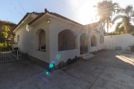 Casa à venda com 720m², 6 quartos e 4 vagas Casa à venda com 720m², 6 quartos e 4 vagasÁrea externa