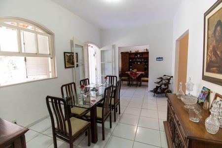 Casa à venda com 720m², 6 quartos e 4 vagas Casa à venda com 720m², 6 quartos e 4 vagasSala
