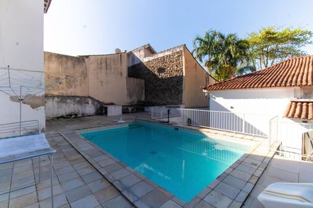 Casa à venda com 720m², 6 quartos e 4 vagas Casa à venda com 720m², 6 quartos e 4 vagasÁrea externa