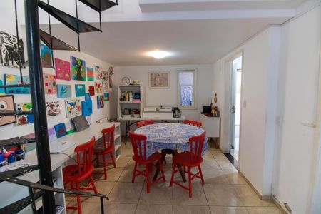 Casa à venda com 720m², 6 quartos e 4 vagas Casa à venda com 720m², 6 quartos e 4 vagasSala