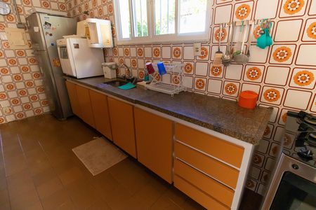 Casa à venda com 720m², 6 quartos e 4 vagas Casa à venda com 720m², 6 quartos e 4 vagasCozinha