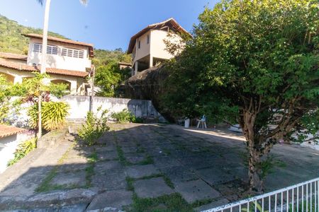 Casa à venda com 720m², 6 quartos e 4 vagas Casa à venda com 720m², 6 quartos e 4 vagasÁrea externa