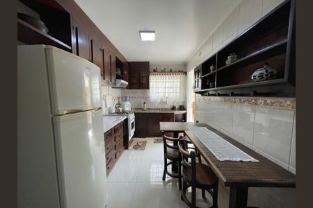 Casa à venda com 250m², 3 quartos e 2 vagas Casa à venda com 250m², 3 quartos e 2 vagasCozinha