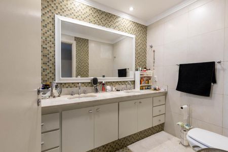 Apartamento para alugar com 210m², 4 quartos e 3 vagasBanheiro da Suíte 1